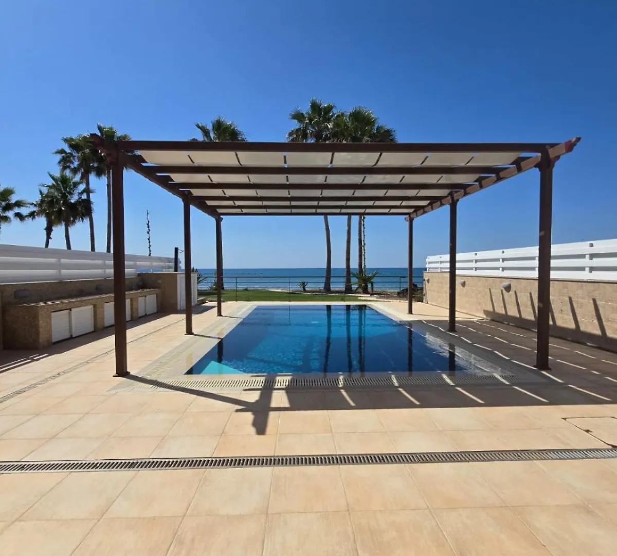 Fabulous Beach Front House With Pool Larnaca