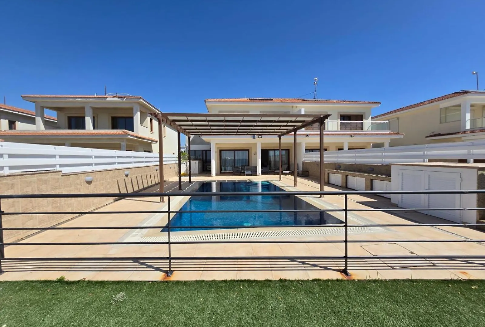 Fabulous Beach Front House With Pool Larnaca