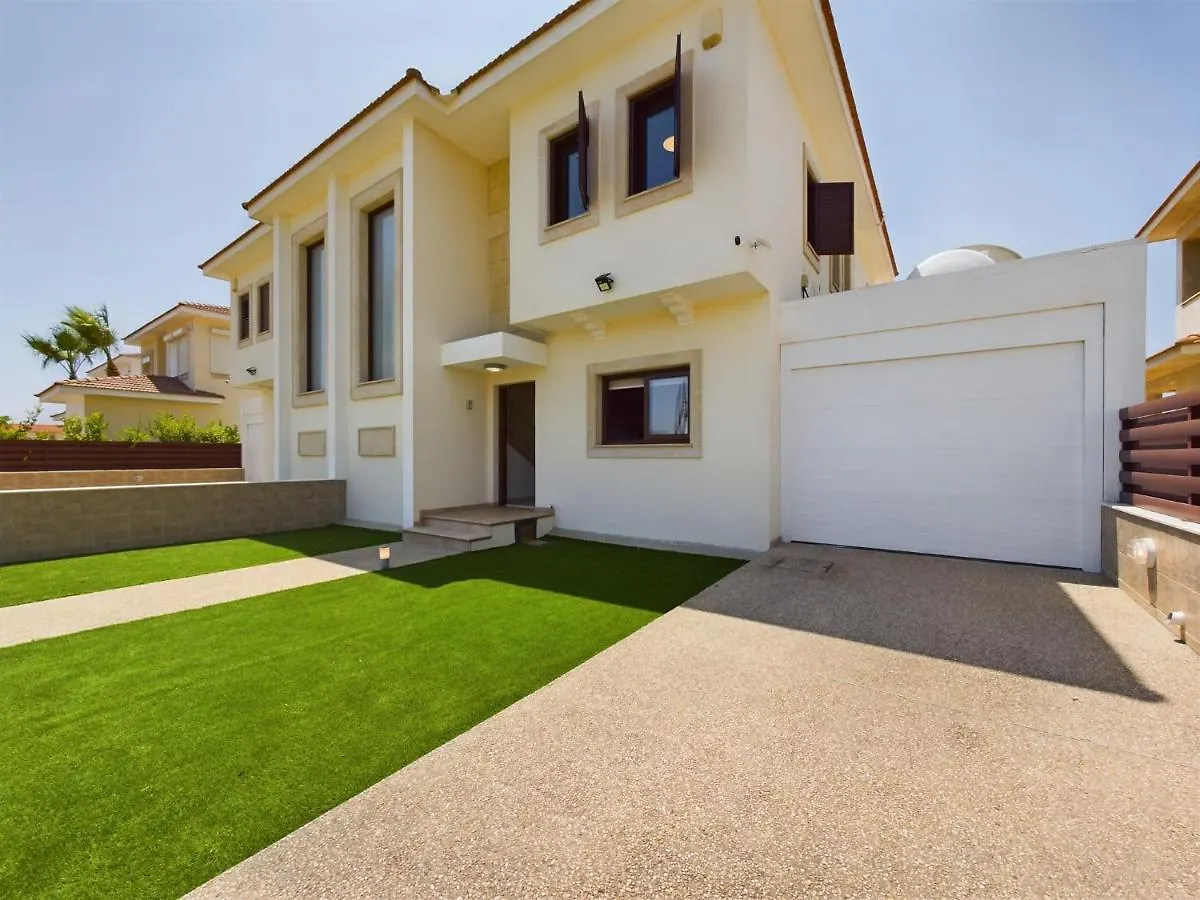 Fabulous Beach Front House With Pool Larnaca