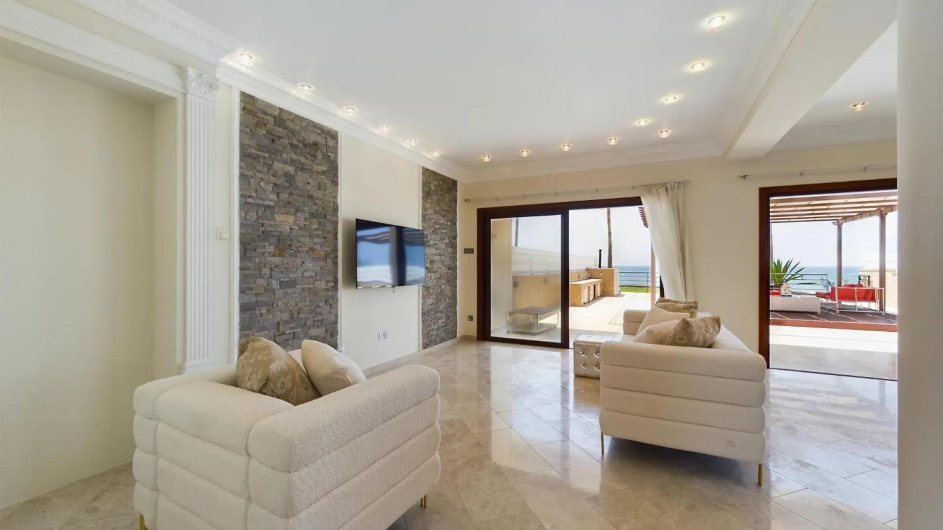 Fabulous Beach Front House With Pool Larnaca